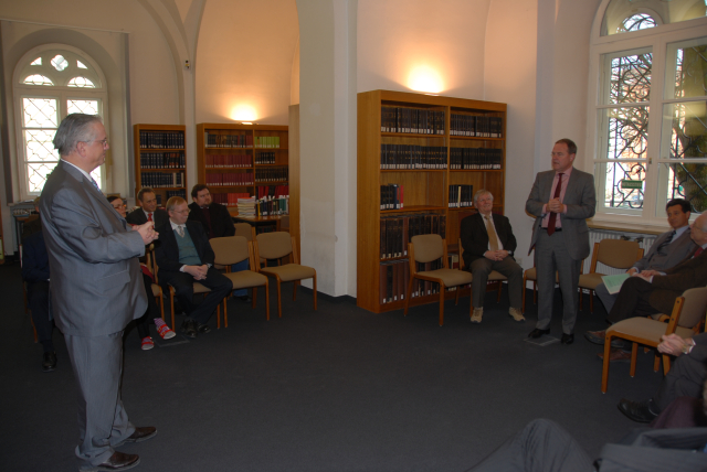 Prof. Dr. Schieffer, Staatsminister Dr. Heubisch <br>im Lesesaal der MGH Bibliothek