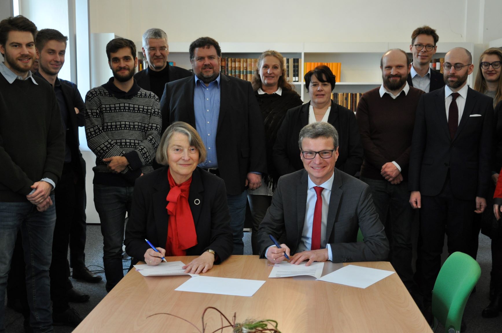 Wissenschaftsminister Bernd Sibler und MGH-Präsidentin Prof. Dr. Martina Hartmann unterzeichnen eine Zielvereinbarung, um die MGH weiter zu stärken und zukunftsorientiert aufzustellen. ©MGH