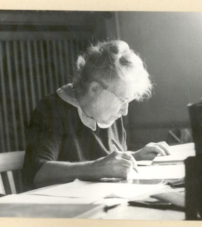 Margarete Kühn (1894–1986) am Schreibtisch. Foto: Berlin-Brandenburgische Akademie der Wissenschaften