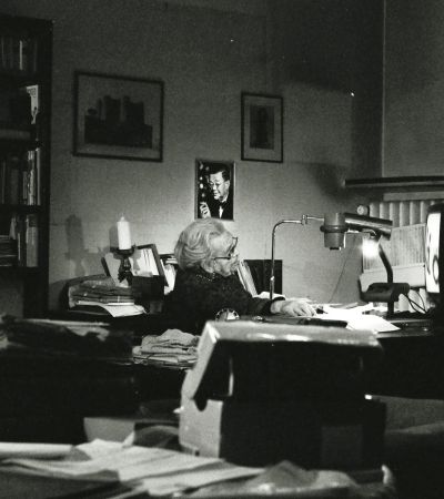 Annelies Grundmann (1907–2009), geb. Scherrmann, 2006 in ihrem Arbeitszimmer. Foto: Tim Sedgwick