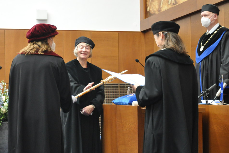 Verleihung der Ehrendoktorwürde: Martina Hartmann schwört auf das Szepter der Masaryk-Universität in Brno / Tschechien. Foto: MGH