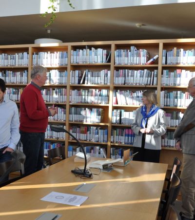 Prof. Dr. Martin Wihoda empfing zusammen mit Promovierenden die Gäste aus Deutschland im Lesesaal des Historischen Instituts. Foto: MGH