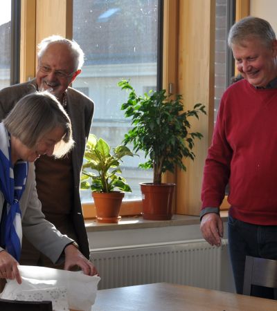 Beim Auspacken eines Gastgeschenkes (v.l.n.r.): Martina Hartmann, Wilfried Hartmann, Martin Wihoda. Foto: MGH