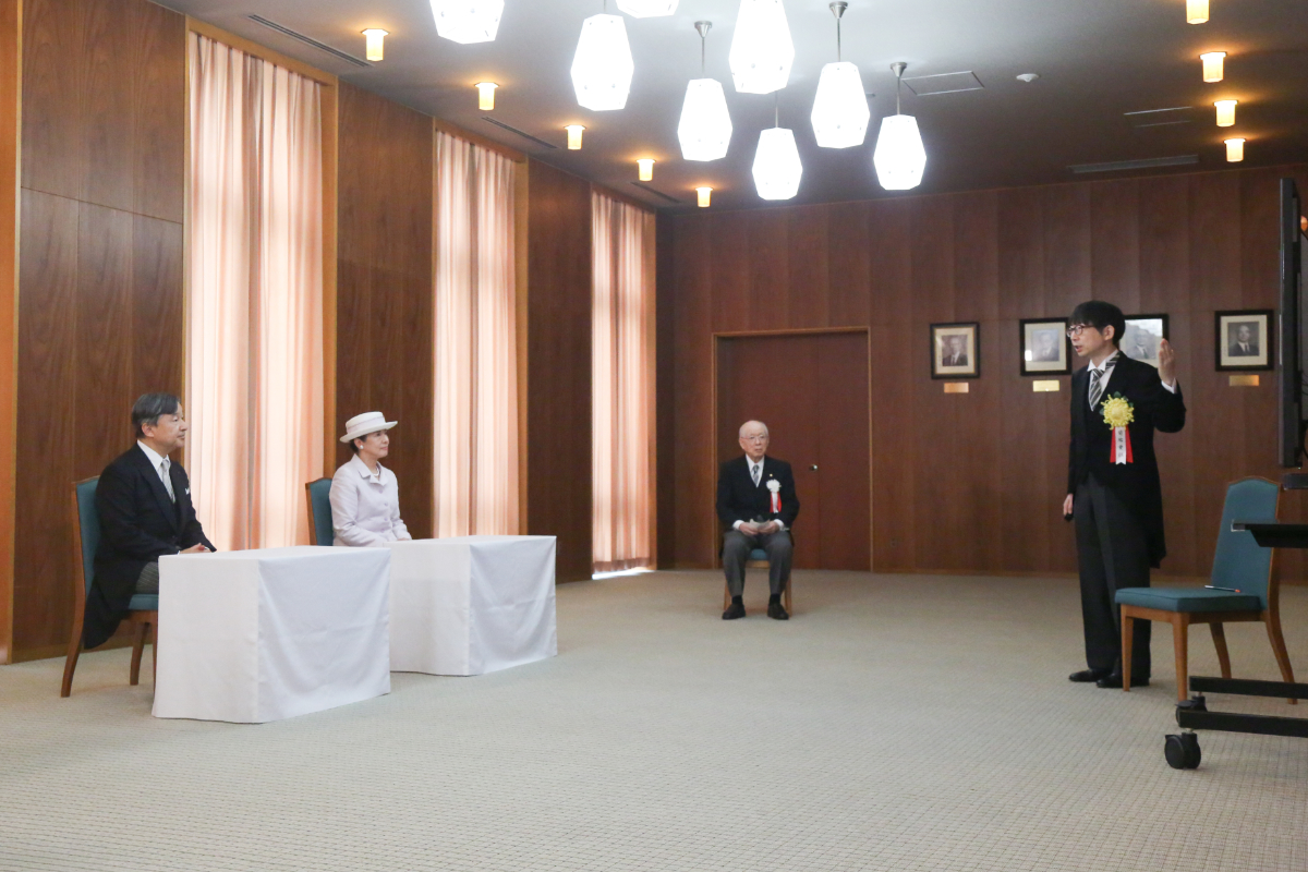 Preisträger Prof. Dr. Shigeto Kikuchi präsentiert Ihren Majestäten dem Kaiser und der Kaiserin am 8.7.2024 seine Forschungsergebnisse. Foto: Japan Academy